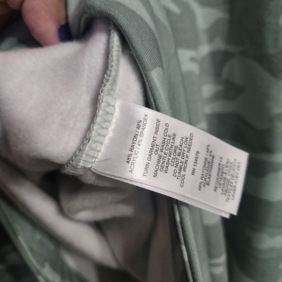 Vineyard Vines Dreamcloth Relaxed Shep Quarter Zip Shirt In Camo Dune Green - Picture 12 of 15